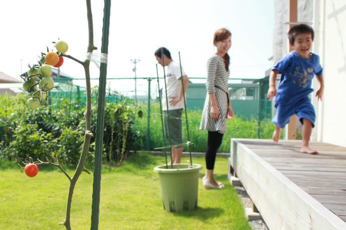 親子で楽しむ”おうち菜園” 玄関を開けるとそこは”小さな美術館”