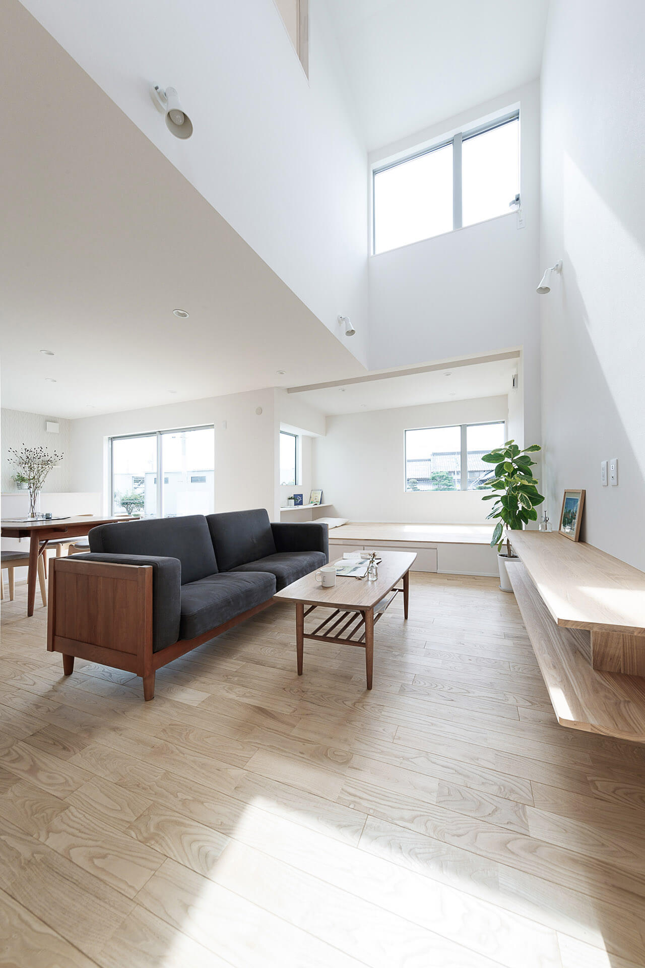 夫婦お揃いの書斎がある 白の家 浜松で安心の注文住宅を建てる工務店 都田建設 平屋 ガレージ 和モダンの実績多数