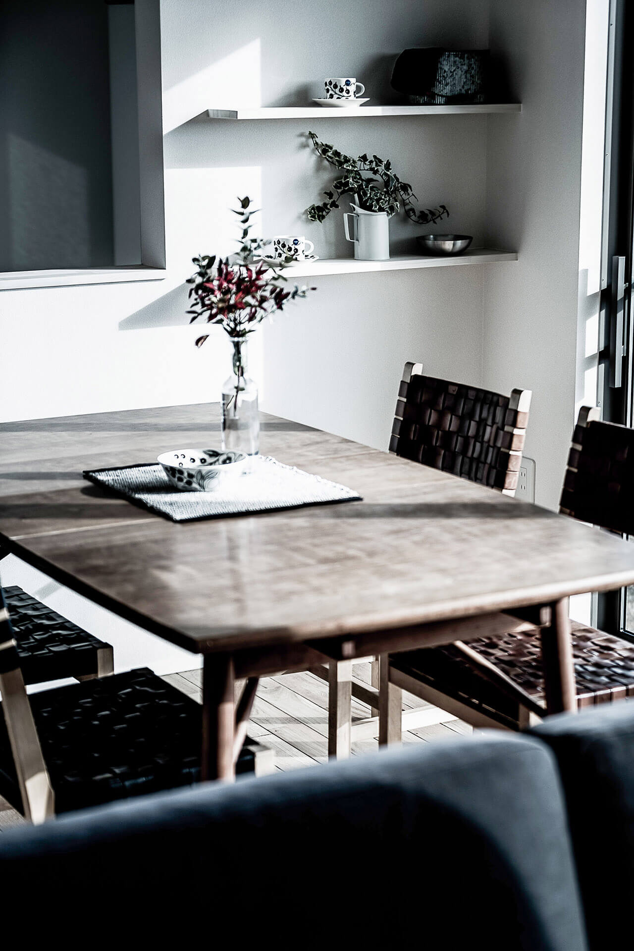 窓から見える景色とダイニング 浜松市の注文住宅 工務店 都田建設 平屋 ガレージ 和モダンの実績多数