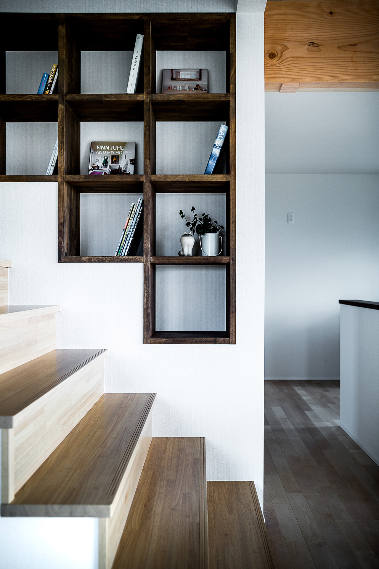 Tvボード 食器棚 ベンチ 自分らしく造作でとことんこだわって創り上げた手づくりの面白さ 階段が本棚になった読書が大好きなご夫婦の住まい 浜松市の注文住宅 工務店 都田建設 平屋 ガレージ 和モダンの実績多数