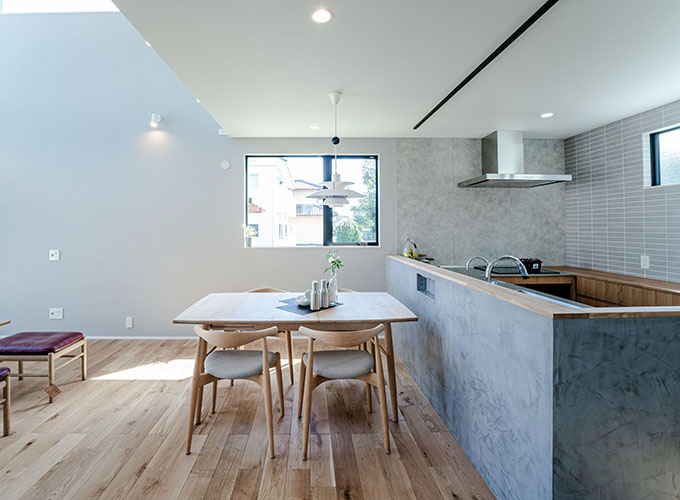 開放リビング＋コの字型オリジナルキッチン『街中で青空と星を眺める家